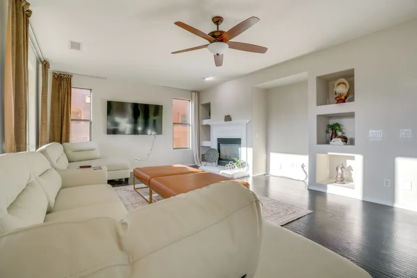 Close to Golf & Hiking: Home in Litchfield Park - Image 1