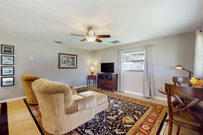 1 BR Guesthouse w/ Full Kitchen & Lake View - Image 1