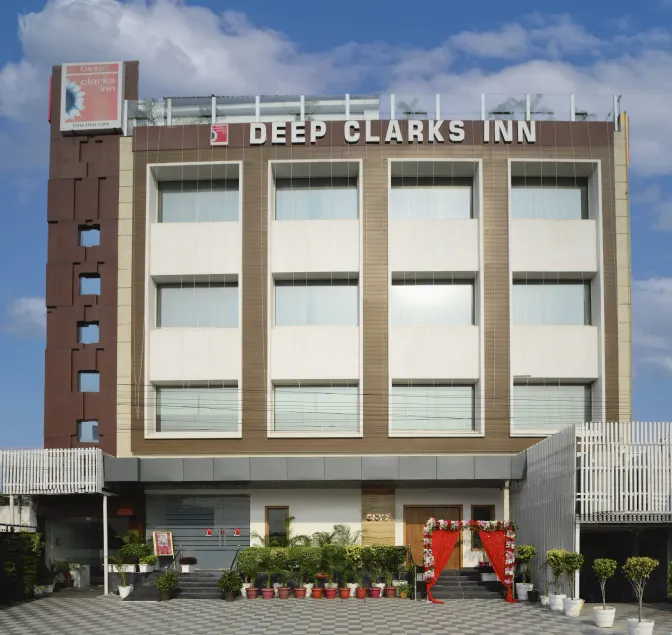 Hotel Deep Clarks Inn Lucknow - Image 1