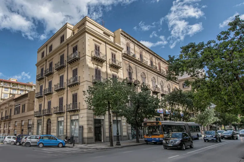 Artemisia Palace Hotel - Image 1