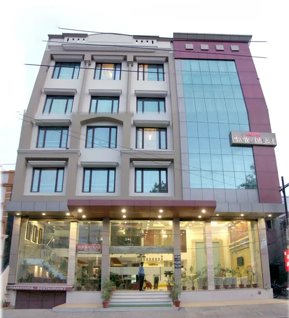 Hotel Crown Palace - Image 1