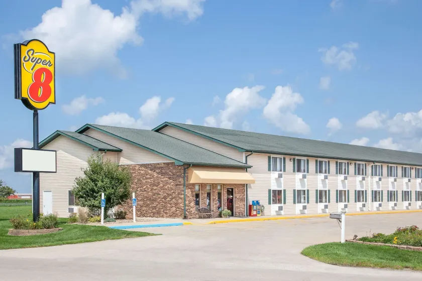 Super 8 by Wyndham Mt Pleasant - Image 1