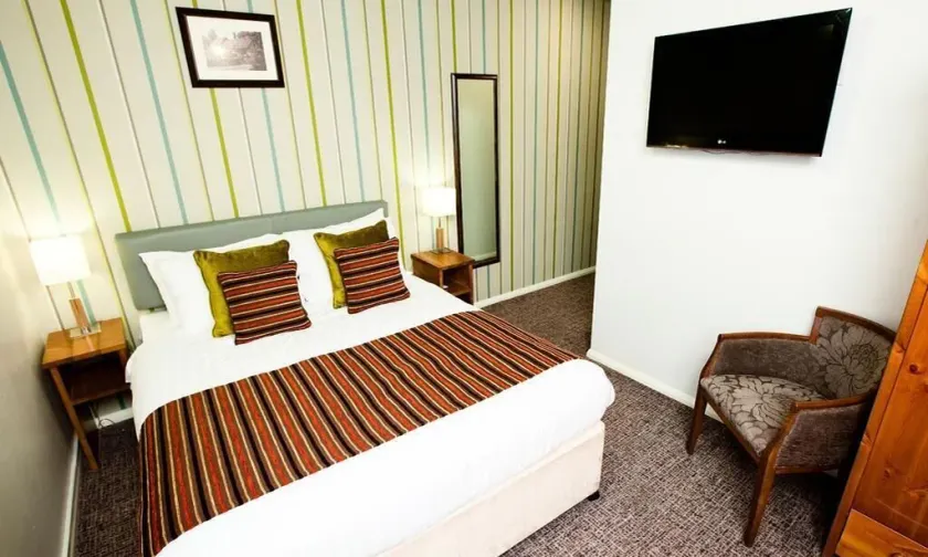 Henley Hotel - Image 1