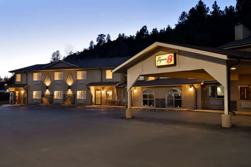 Super 8 by Wyndham Custer/Crazy Horse Area - Image 1