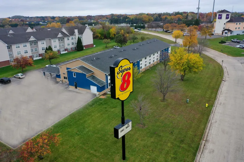 Super 8 by Wyndham Rockford I-90 Casino District - Image 1
