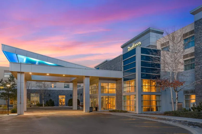 Radisson Hotel & Conference Centre Calgary Airport - Image 1