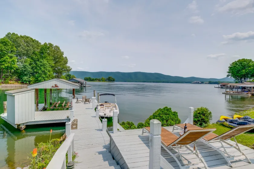 Stunning Lake Home w Private Dock Spa Fire Pit - Image 1
