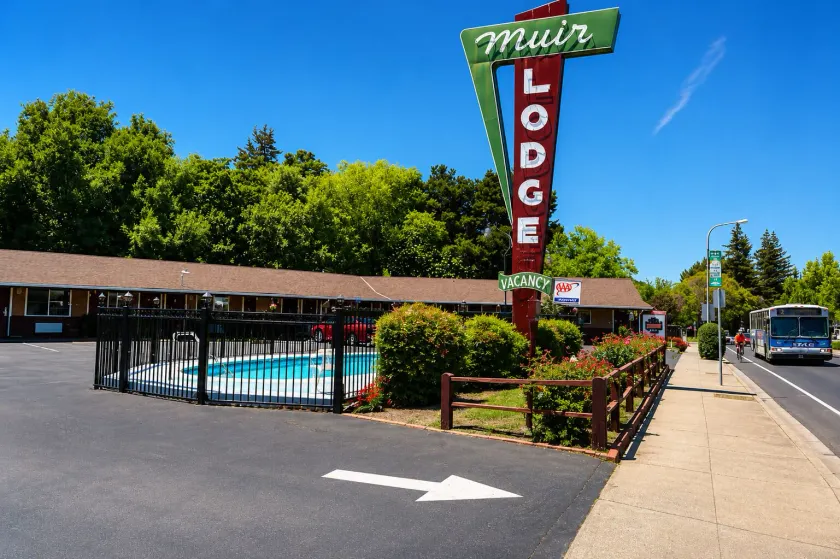 Muir Lodge Motel - Image 1