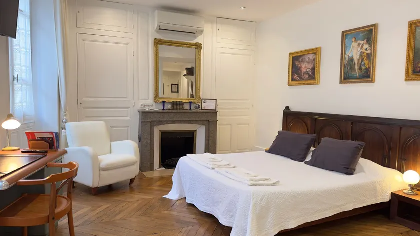 Chambre de charme au coeur du vieux Valence -Confort & Calme - Image 1
