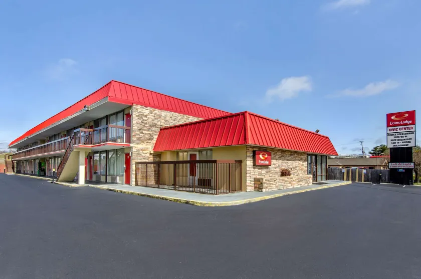 Econo Lodge Roanoke Civic Center - Image 1