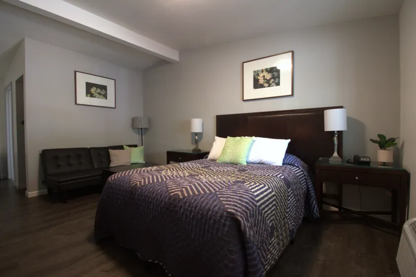 Golden Kent Motel - Image 1