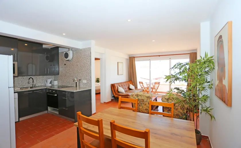 A06 - Seaview 1 Bed Apartment - Image 1