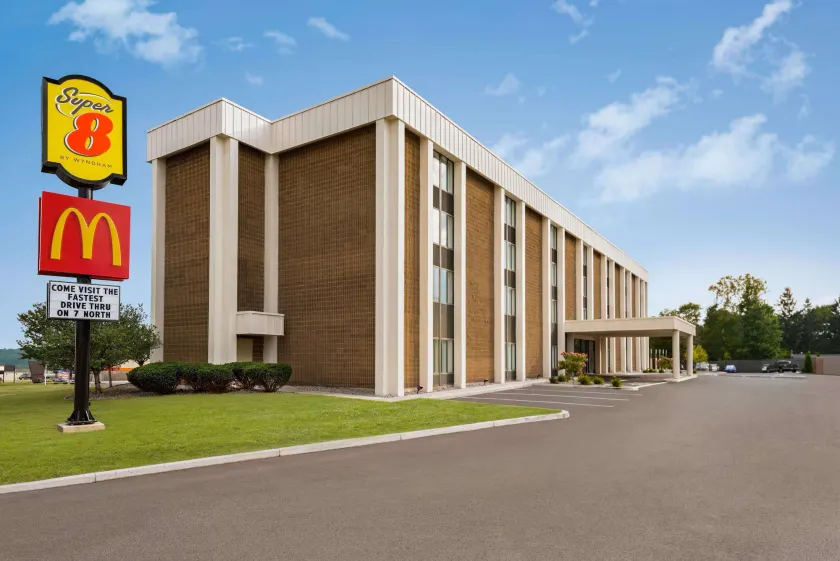 Super 8 by Wyndham Liverpool/Syracuse North Airport - Image 1