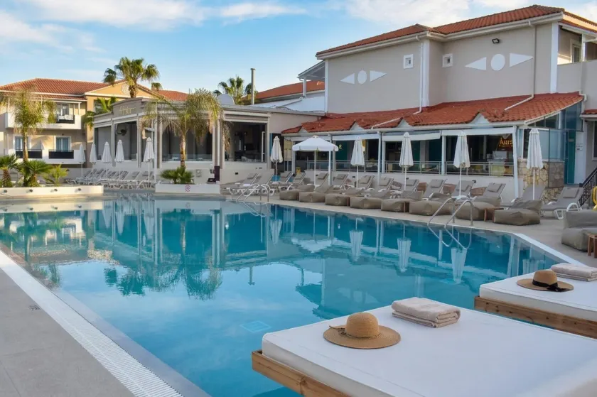 Dennys Inn Hotel - Image 1