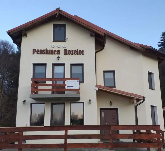 Pensiunea Rozelor Stațiunea Climaterică Sâmbăta - Image 1