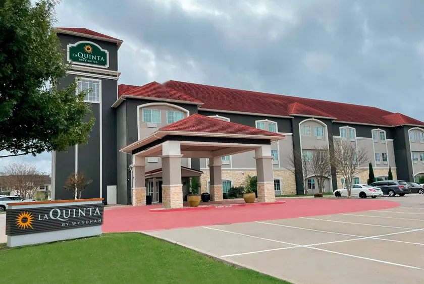 La Quinta by Wyndham Waxahachie - Image 1