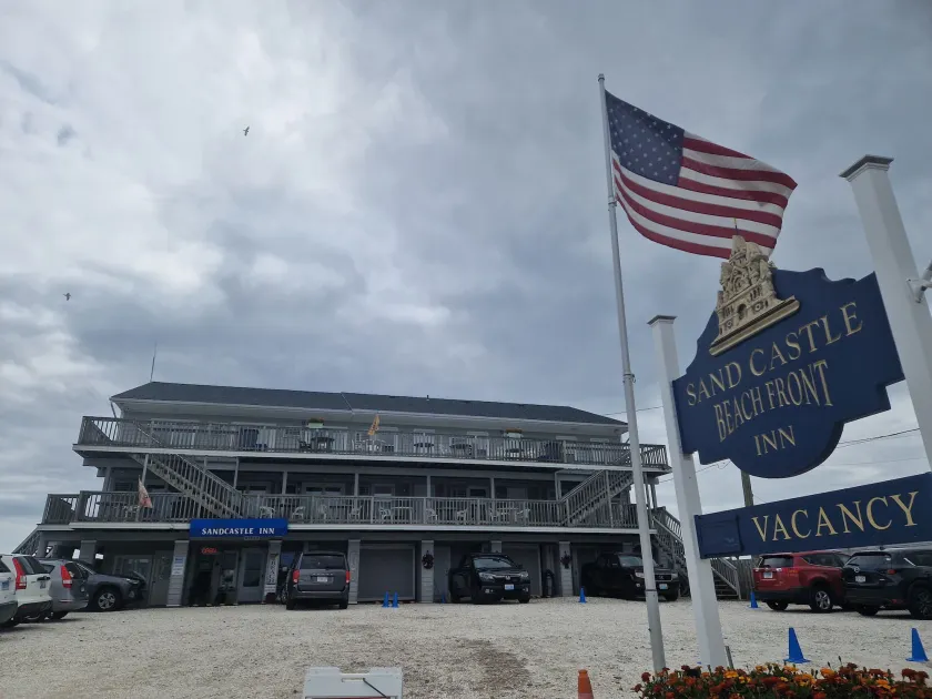 Sandcastle Beachfront Inn - Image 1