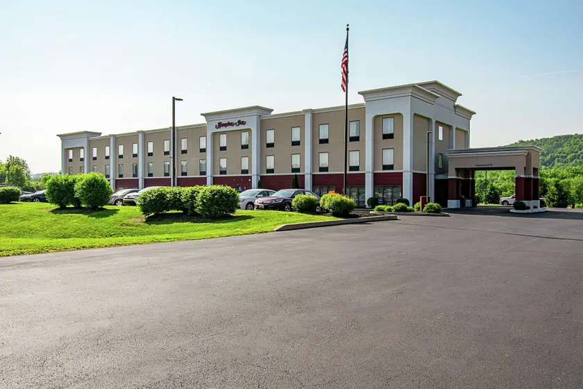 Hampton Inn Pine Grove - Image 1