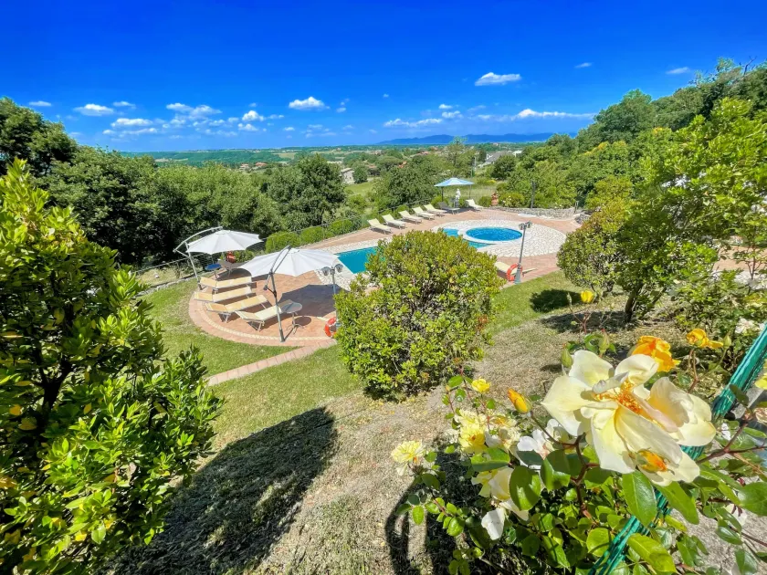 Charming villa in Umbria - sleeps 16 - lake view - Pool, jacuzzi and events room - Image 1