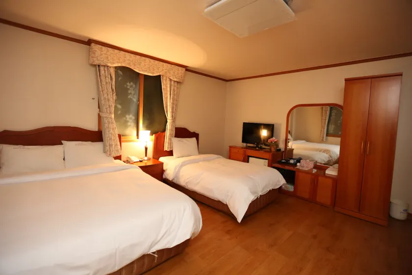 Munkyung Tourist Hotel - Image 1