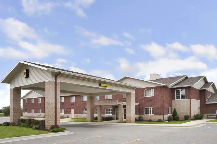 Super 8 by Wyndham Ava - Image 1