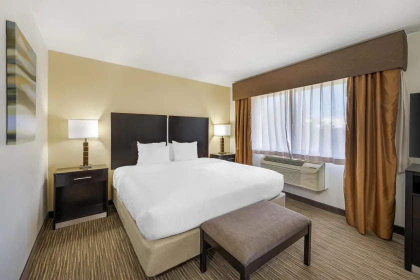 Best Western Plus the Four Corners Inn - Image 1