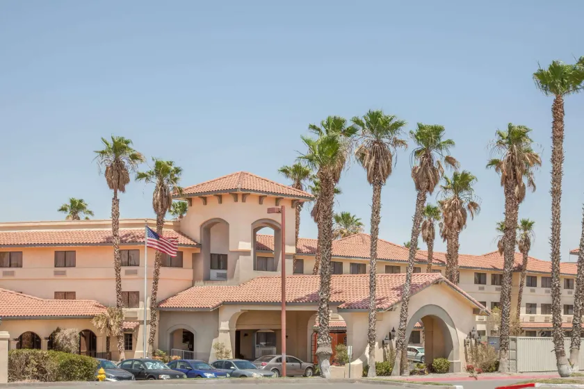 Ramada by Wyndham Barstow - Image 1