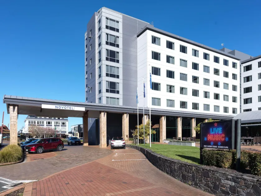 Novotel Rotorua Lakeside - Image 1