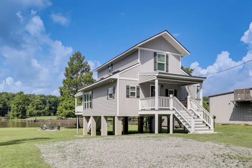 Riverfront Family Retreat w/ Yard in Saint Amant - Image 1