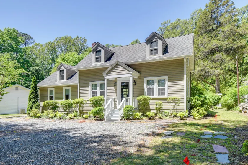 Located in the Heart of Gloucester Courthouse! - Image 1