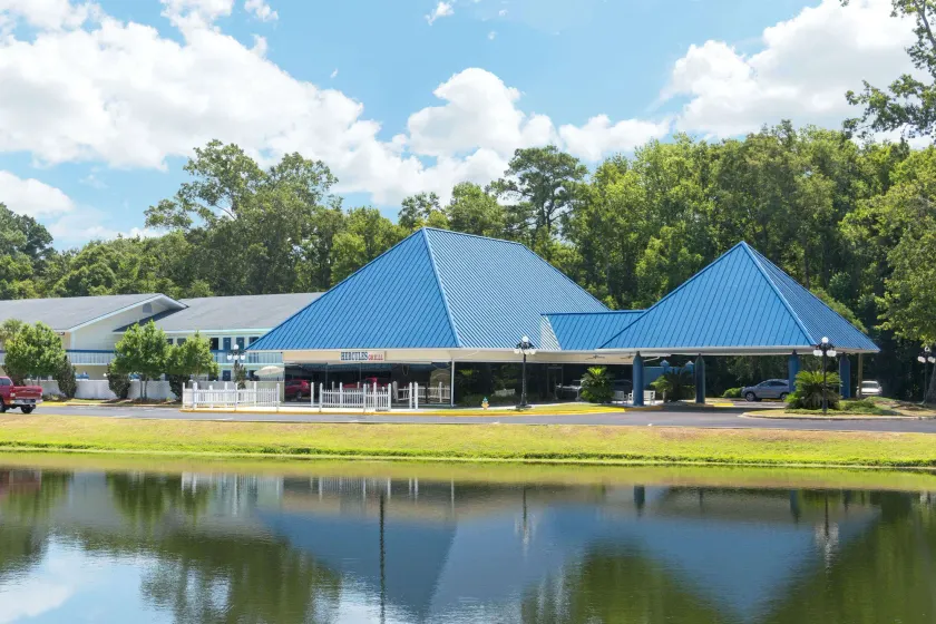 Days Inn by Wyndham Savannah Airport - Image 1