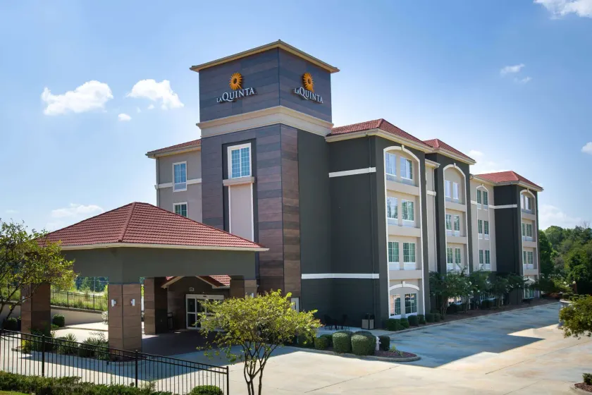 La Quinta by Wyndham Tupelo - Image 1