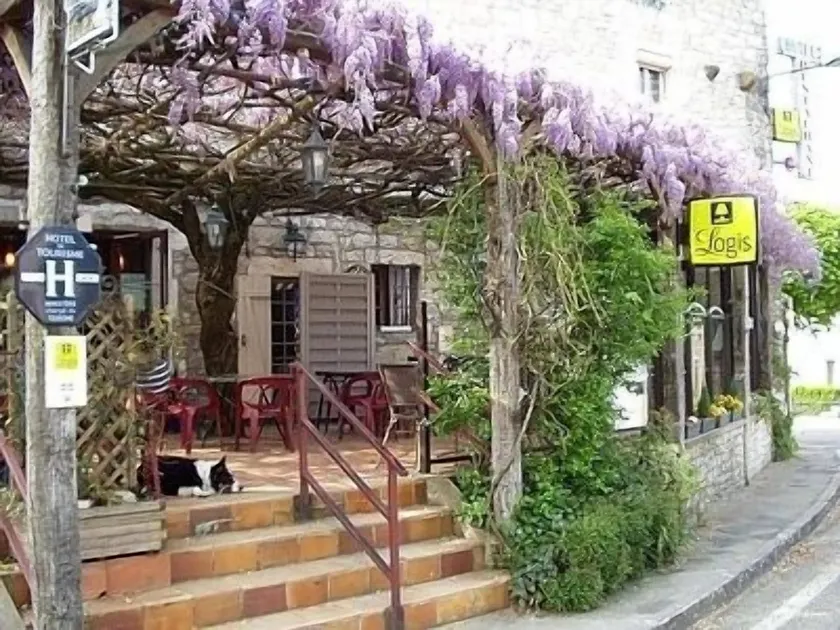 Logis Hotels- Auberge de la Tour - Hôtel et restaurant - Image 1