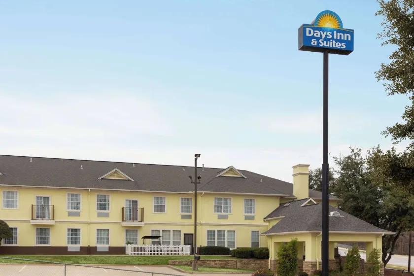 Days Inn & Suites by Wyndham DFW Airport South-Euless - Image 1