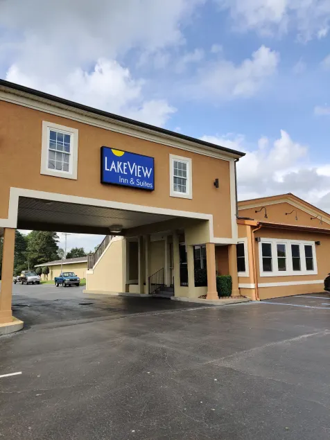 Lake View Inn & Suites - Image 1