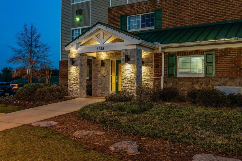 HomeTowne Studios & Suites by Red Roof Charlotte - Concord - Image 1