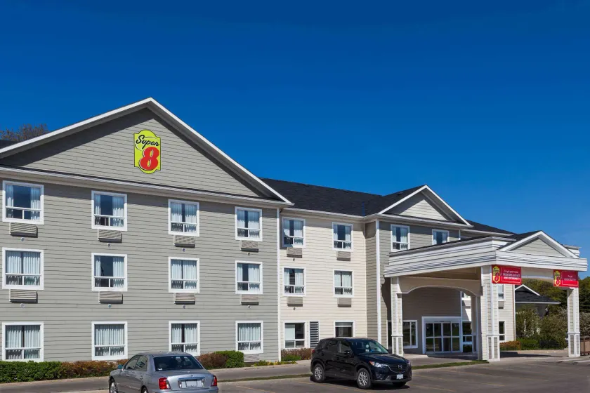 Super 8 by Wyndham Midland - Image 1