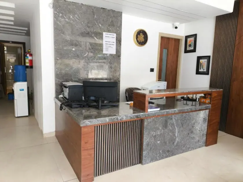 Hotel Divine Peak - Lobby