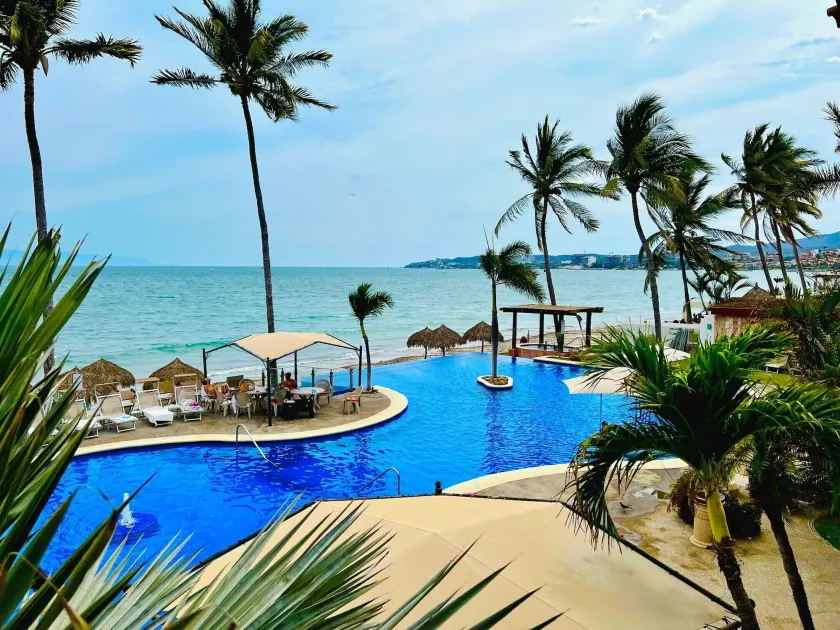 Los Picos Hotel & Suites Bucerias - Image 1