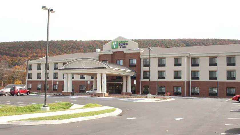 Holiday Inn Express & Suites Cumberland - La Vale by IHG - Image 1