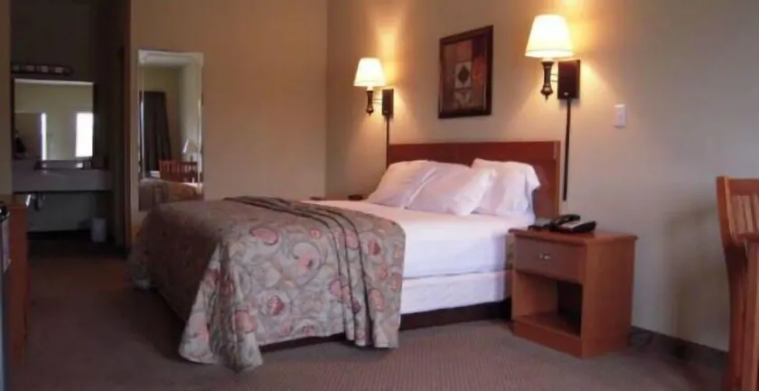 City Heart Inn & Suites - Image 1