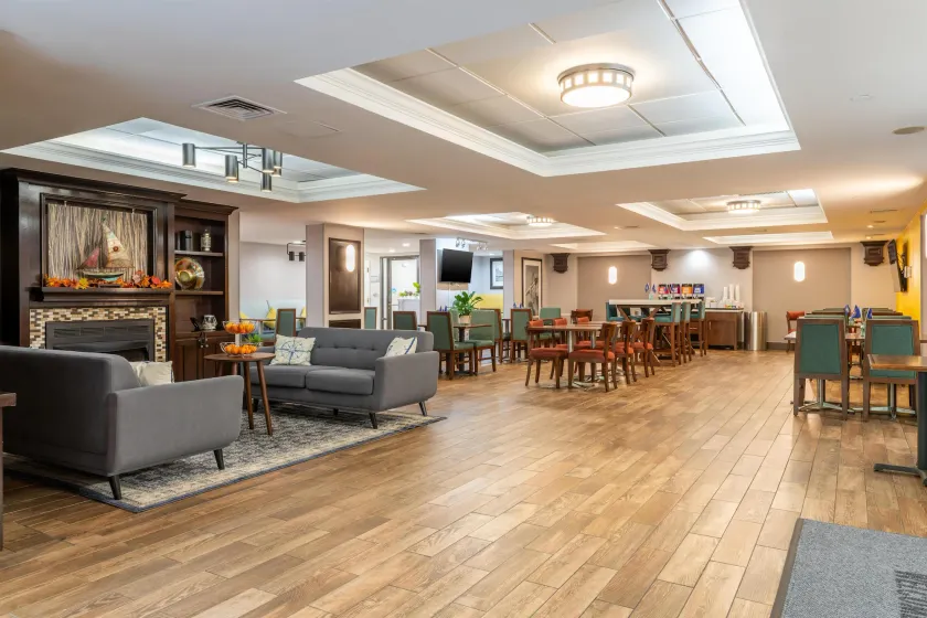 Hampton Inn Portsmouth Central - Image 1