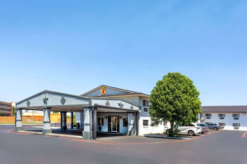 Super 8 by Wyndham Amarillo Central TX - Image 1
