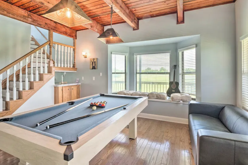 ‘Gingerland Ranch’ in Del Valle: Game Room & Porch - Image 1