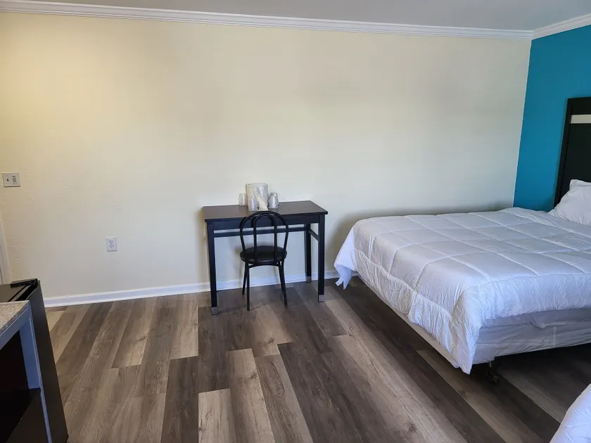 Budget Inn & Suites - Image 1
