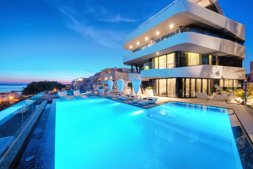 Posh Residence Luxury Suites - Image 1