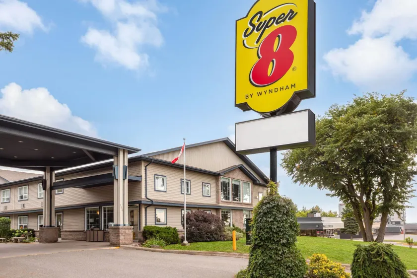 Super 8 by Wyndham Sault Ste Marie On - Image 1