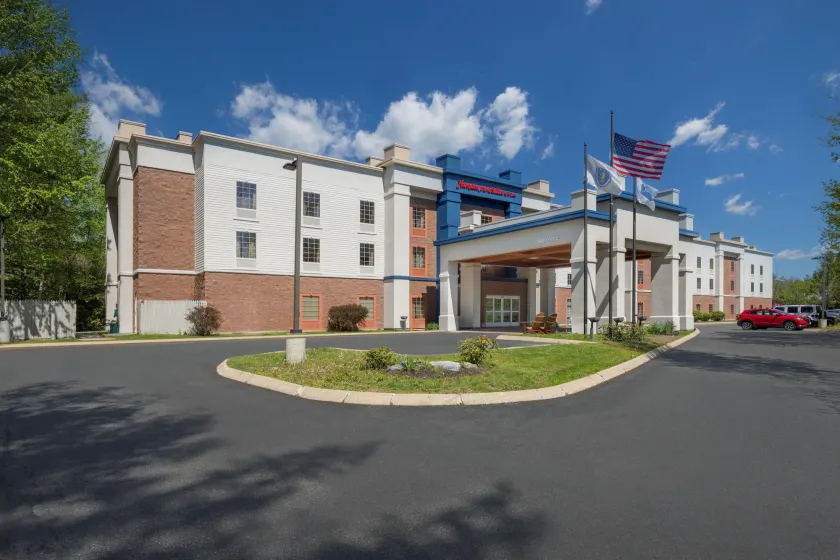 Hampton Inn & Suites Berkshires-Lenox - Image 1