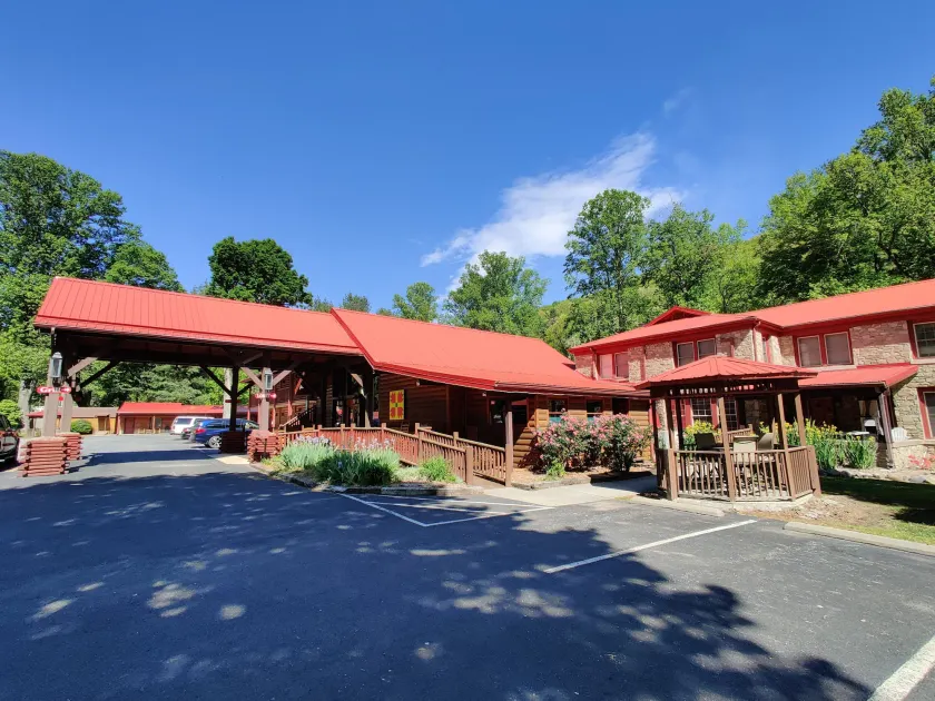 Smoky Falls Lodge - Image 1