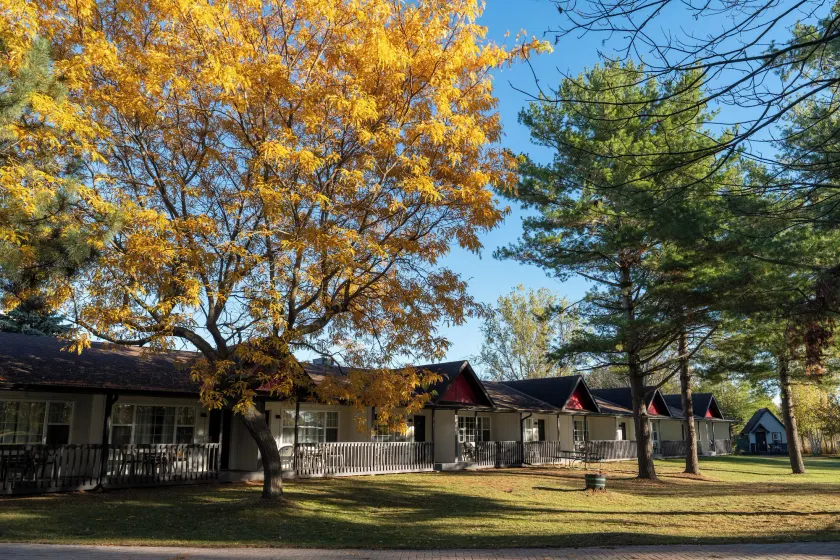 Super 8 by Wyndham Gananoque - Country Squire Resort - Image 1
